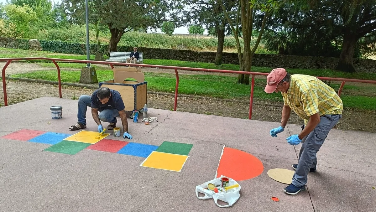 Momento en el que se procede al pintado en el suelo del parque juegos tradicionales 