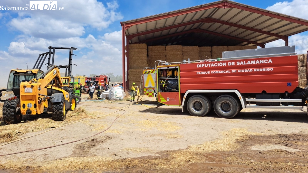 Incendio en Fuenteliante calcina numerosas pacas de paja