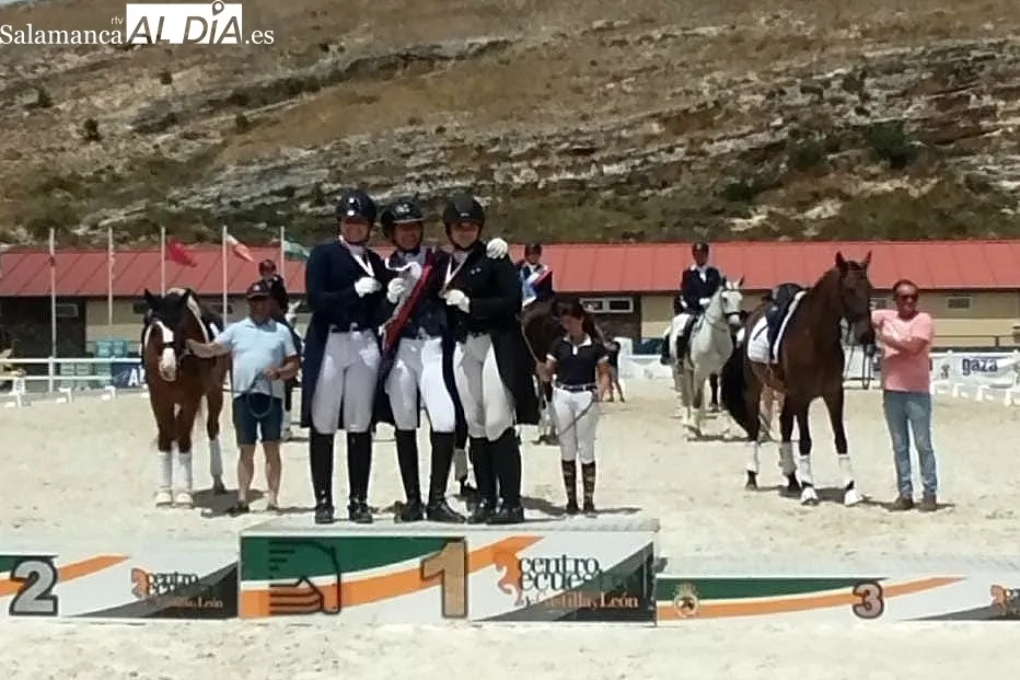 Isabel Muñoz Carreño con sus compañeras de podio este domingo en Segovia