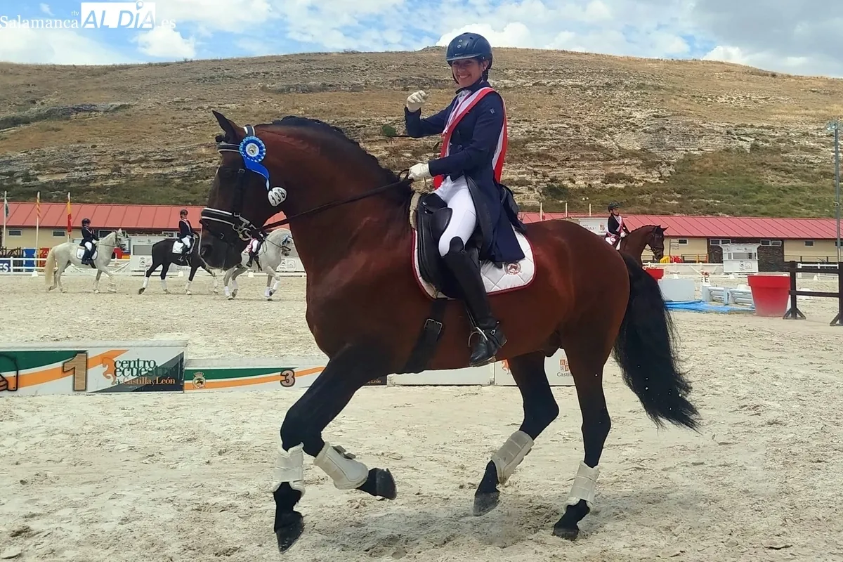 Isabel Muñoz Carreño con Caramelo, caballo lusitano con el que se entiende a la perfección