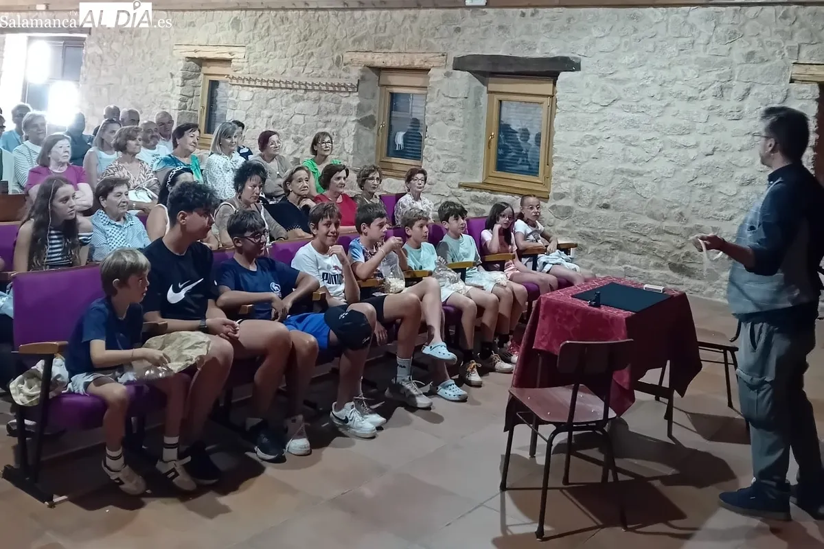 En torno a unas 65 personas asistieron a este taller de magia contra los delitos de odio 