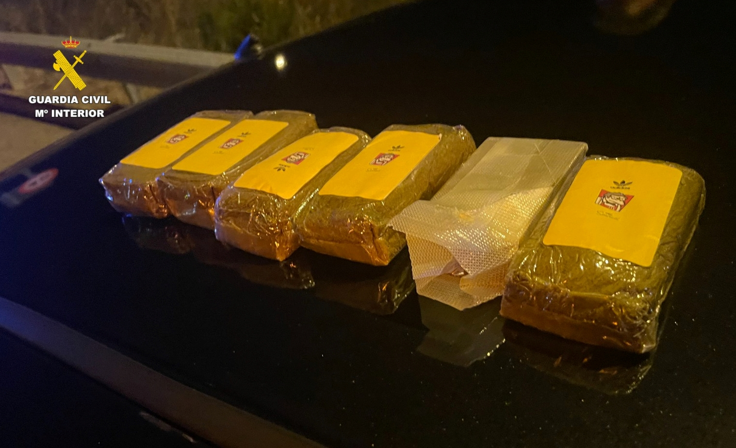 La Guardia Civil pilla a una conductora con paquetes de hachís ocultos entre su ropa