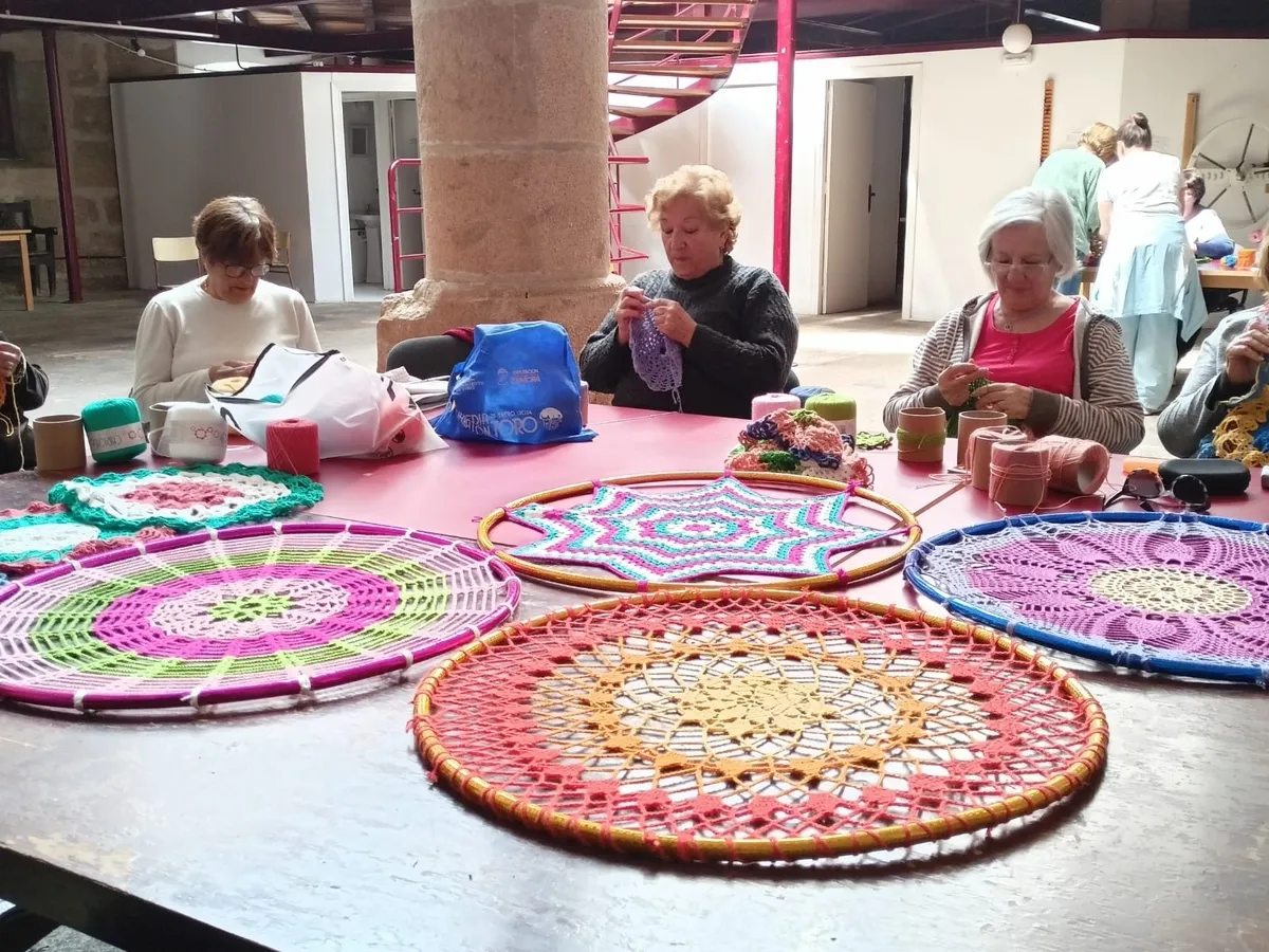 Ya han sido instaladas las primeras 100 mandalas realizadas a ganchillo en el taller organizado por la propia asociación