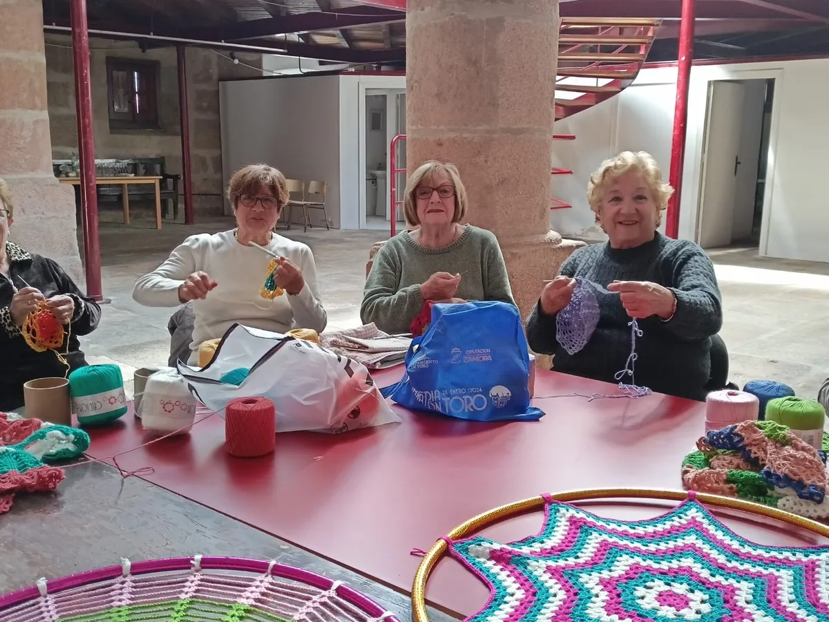 Ya han sido instaladas las primeras 100 mandalas realizadas a ganchillo en el taller organizado por la propia asociación