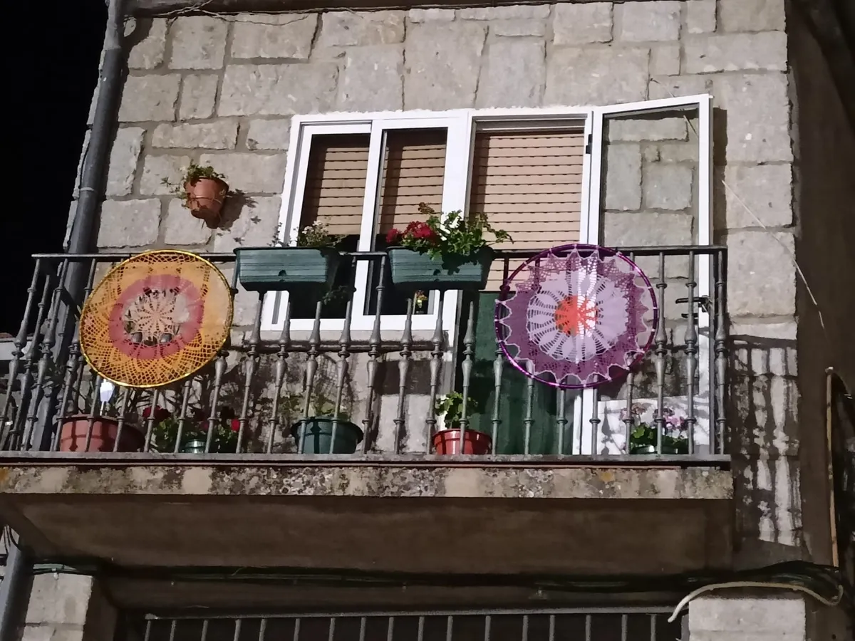 Ya han sido instaladas las primeras 100 mandalas realizadas a ganchillo en el taller organizado por la propia asociación