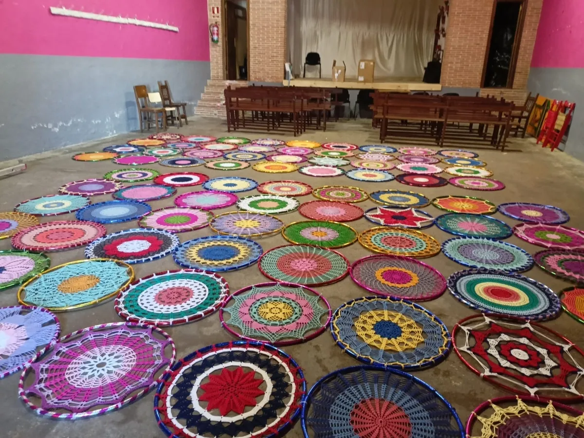 Ya han sido instaladas las primeras 100 mandalas realizadas a ganchillo en el taller organizado por la propia asociación