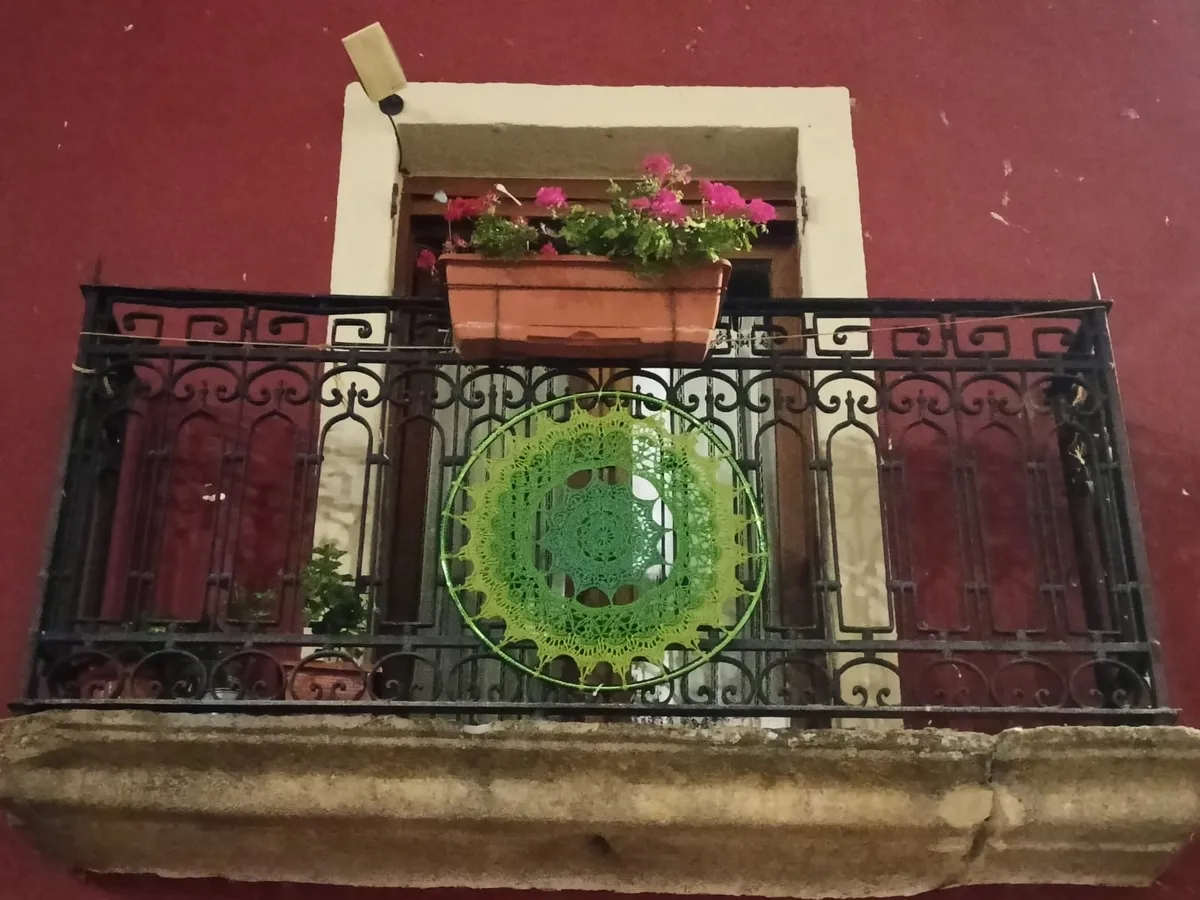 Ya han sido instaladas las primeras 100 mandalas realizadas a ganchillo en el taller organizado por la propia asociación