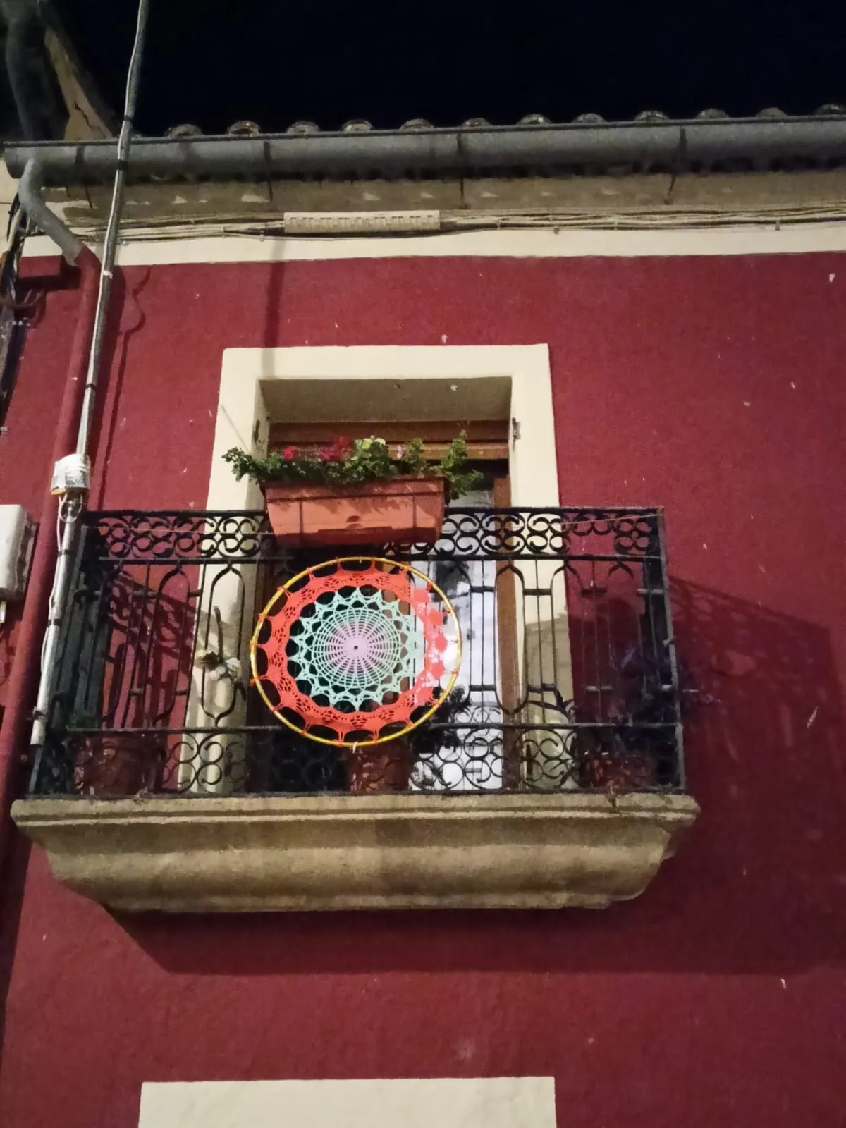 Ya han sido instaladas las primeras 100 mandalas realizadas a ganchillo en el taller organizado por la propia asociación
