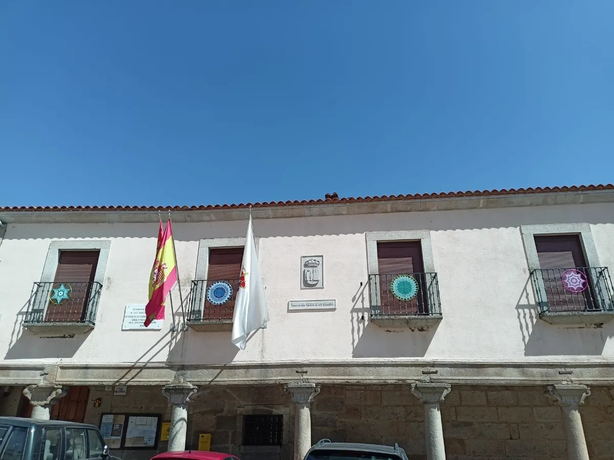 Ya han sido instaladas las primeras 100 mandalas realizadas a ganchillo en el taller organizado por la propia asociación