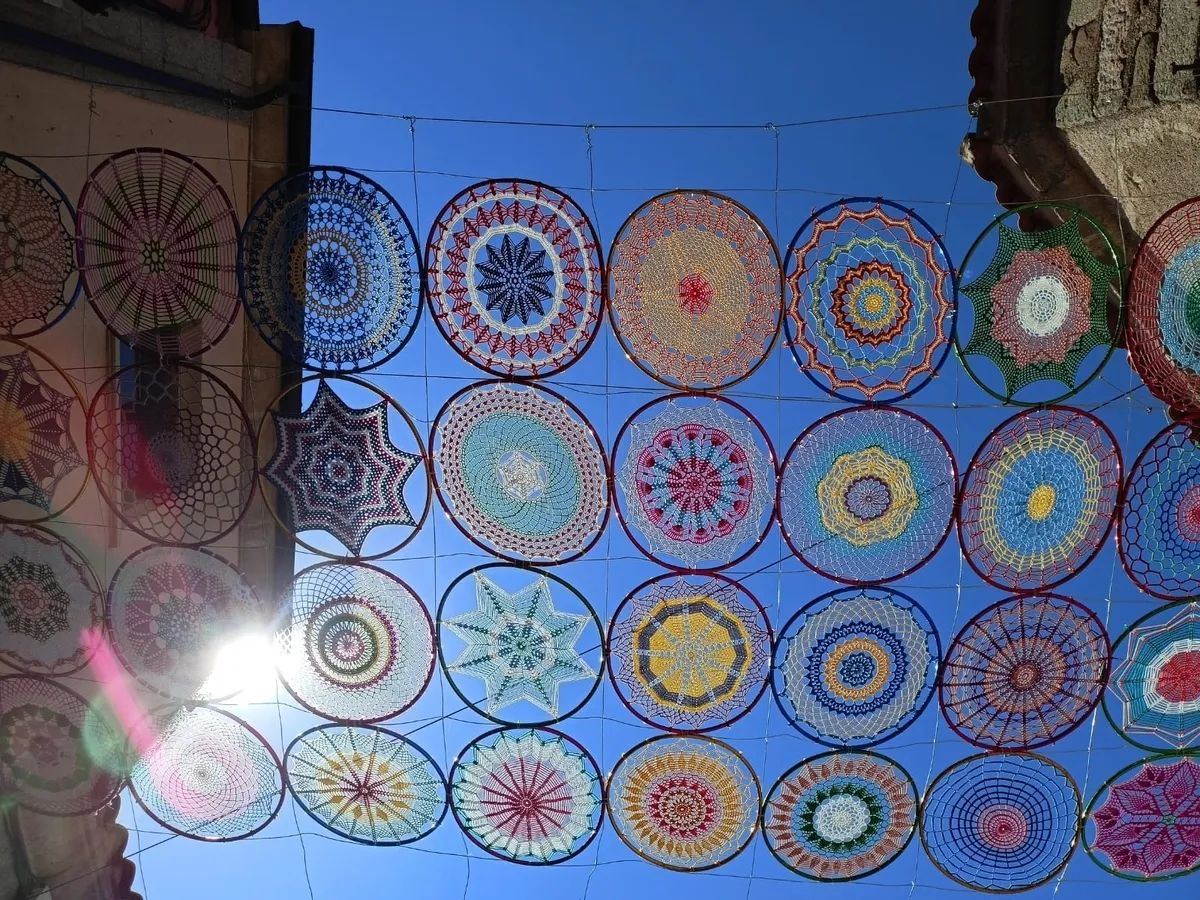 Ya han sido instaladas las primeras 100 mandalas realizadas a ganchillo en el taller organizado por la propia asociación