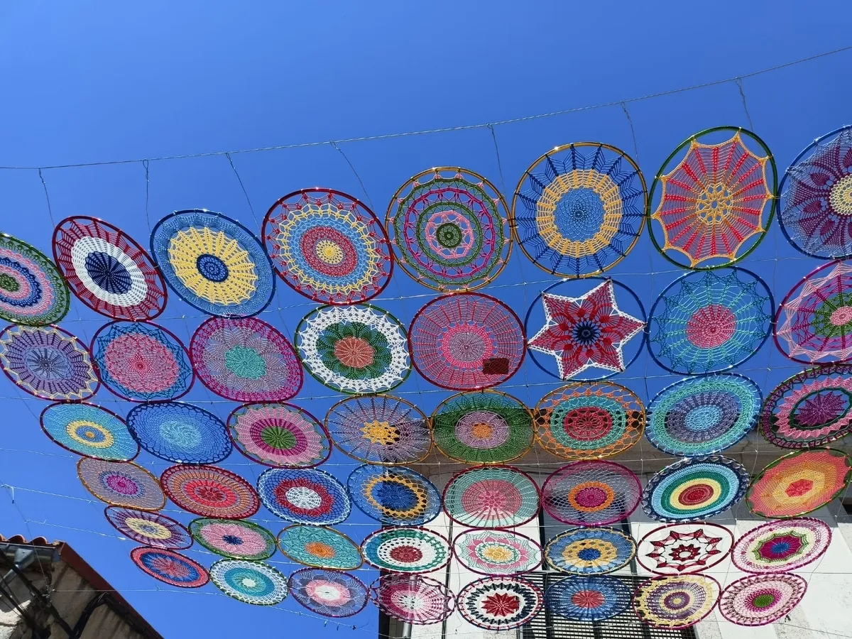 Ya han sido instaladas las primeras 100 mandalas realizadas a ganchillo en el taller organizado por la propia asociación