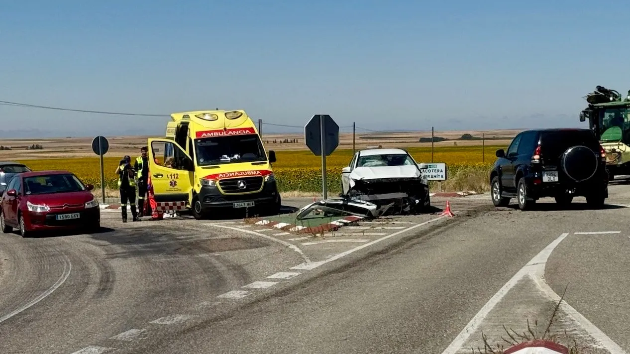 Foto 2 - Dos heridos en una aparatosa salida de via en el acceso a Pe&ntilde;aranda