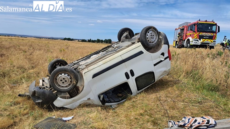 Excarcelado un conductor en la CL-510 en Anaya de Alba tras volcar