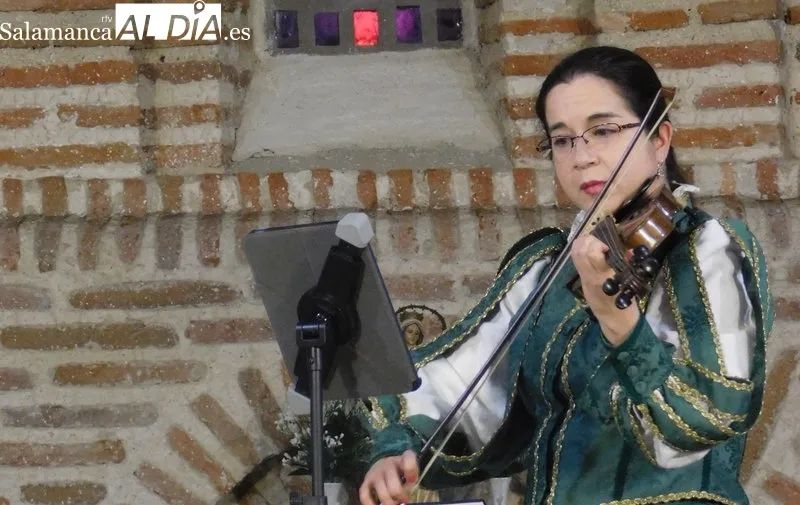 Foto 3 - La iglesia de Pedrosillo de Alba se transforma en un escenario de oraci&oacute;n con el recital 'Arcos y Ecos'