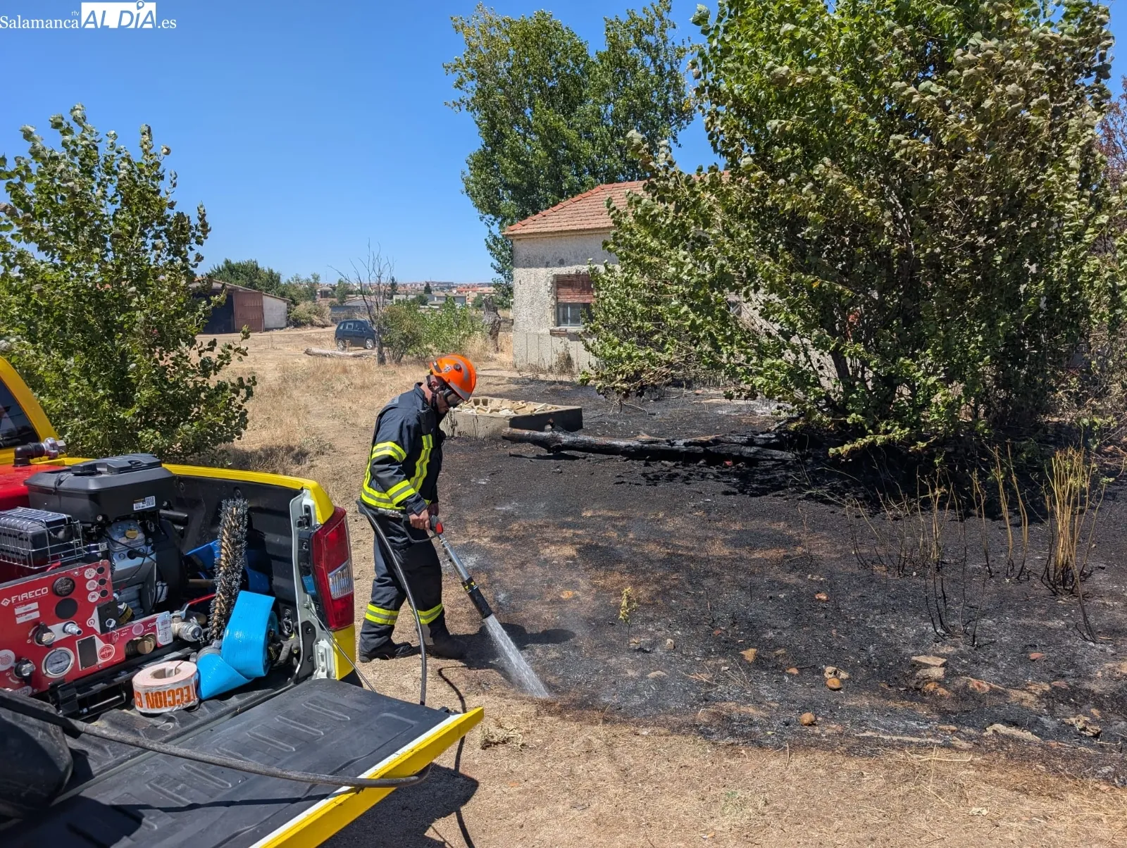 Foto 7 - V&Iacute;DEO Y FOTOS | Susto en Santa Marta por un incendio en el Paseo de Valdelagua que afect&oacute; a las casetas de fiestas y casas cercanas