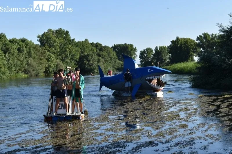 Foto 9 - La imaginaci&oacute;n y el humor navegan por el Tormes en la Fiesta de las Barcas de Encinas de Arriba