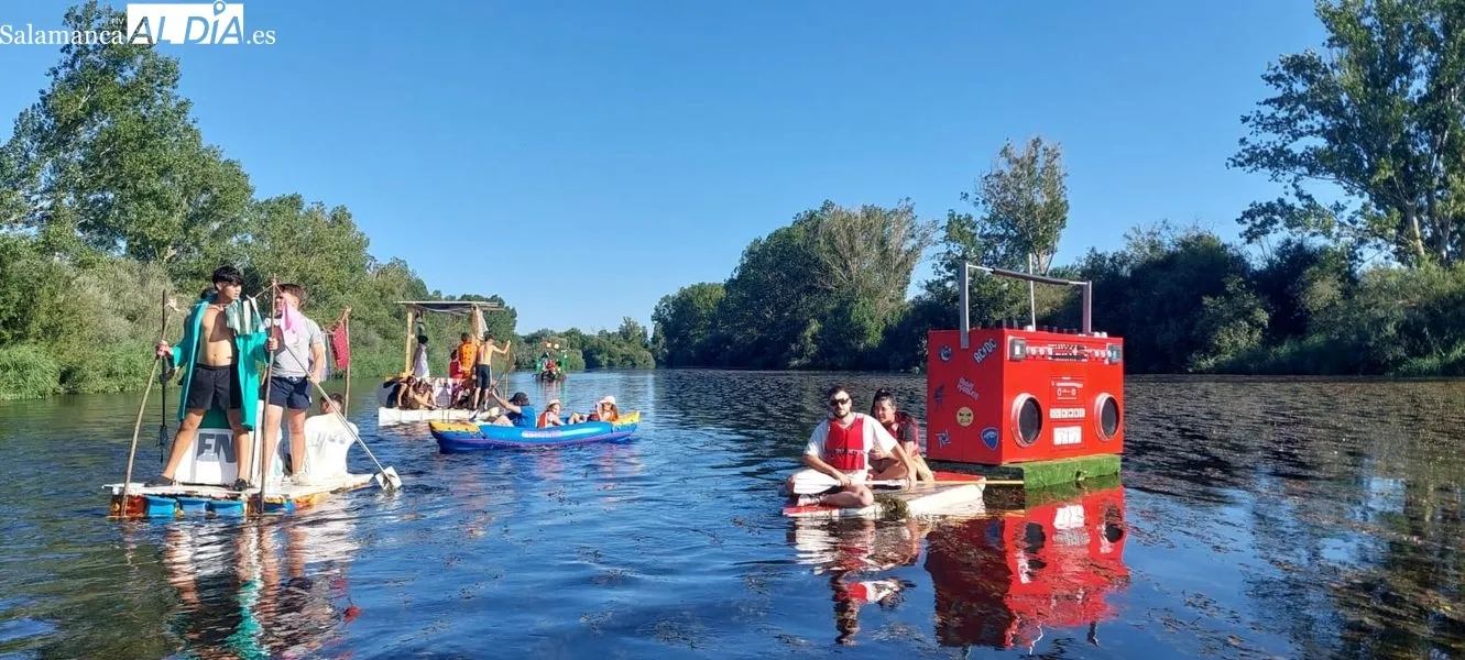 Foto 7 - La imaginaci&oacute;n y el humor navegan por el Tormes en la Fiesta de las Barcas de Encinas de Arriba