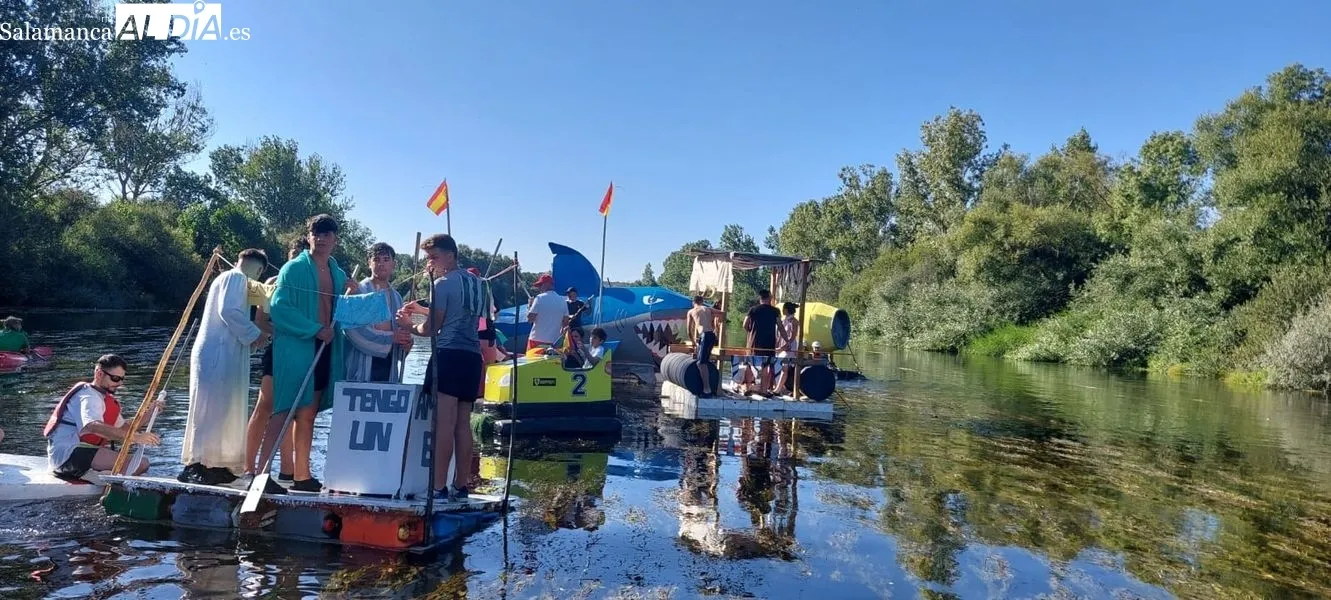 Foto 6 - La imaginaci&oacute;n y el humor navegan por el Tormes en la Fiesta de las Barcas de Encinas de Arriba