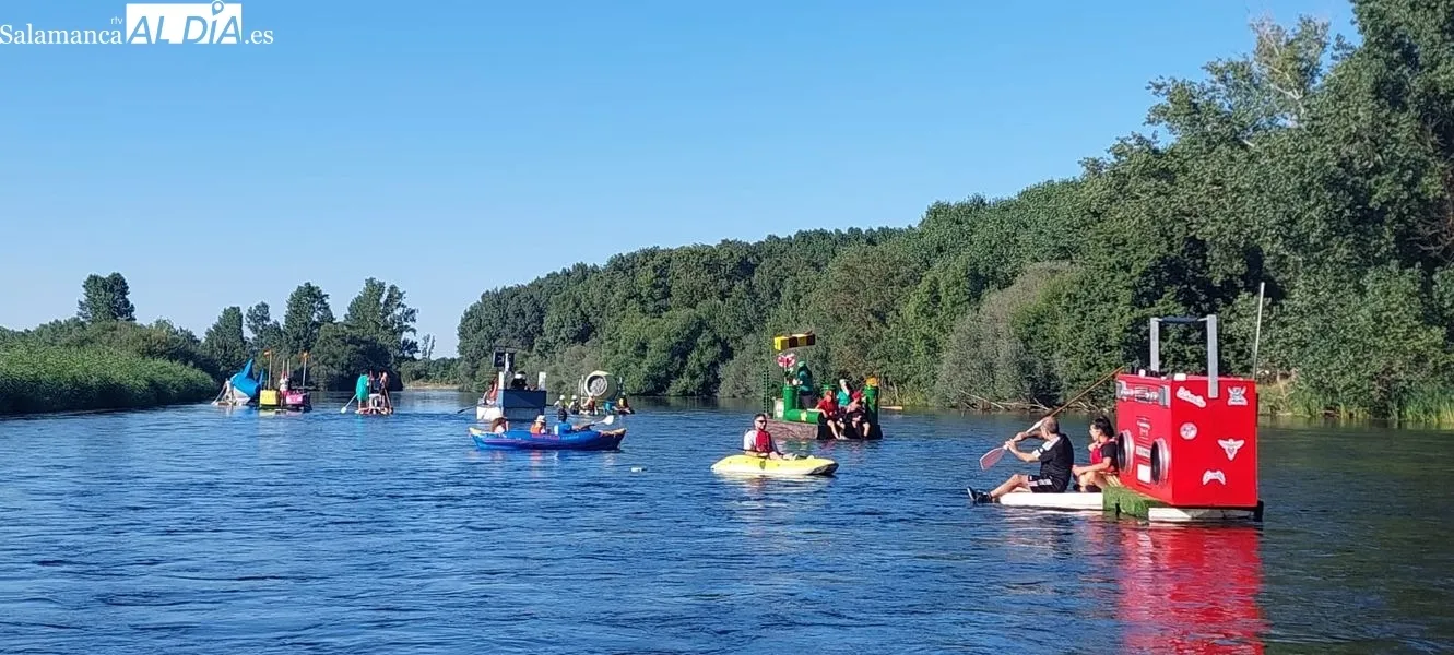 Foto 5 - La imaginaci&oacute;n y el humor navegan por el Tormes en la Fiesta de las Barcas de Encinas de Arriba