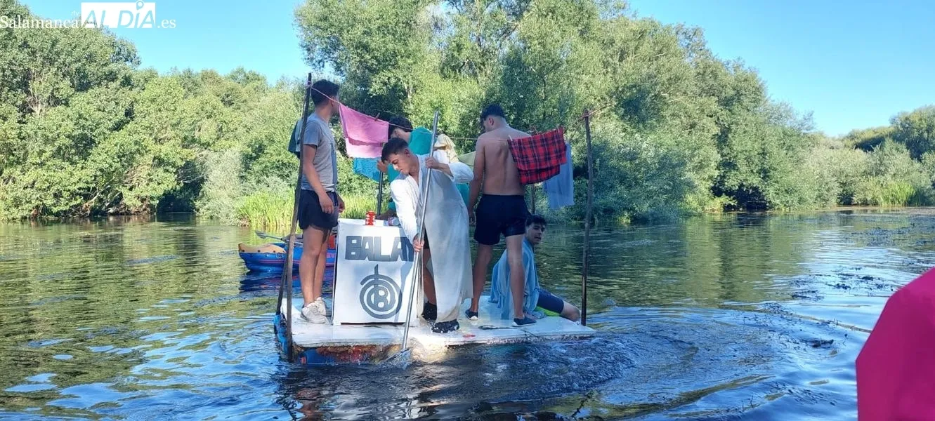 Foto 4 - La imaginaci&oacute;n y el humor navegan por el Tormes en la Fiesta de las Barcas de Encinas de Arriba