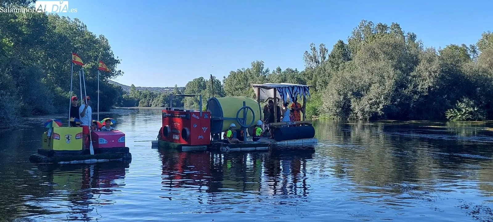 Foto 2 - La imaginaci&oacute;n y el humor navegan por el Tormes en la Fiesta de las Barcas de Encinas de Arriba