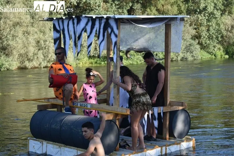 Foto 17 - La imaginaci&oacute;n y el humor navegan por el Tormes en la Fiesta de las Barcas de Encinas de Arriba
