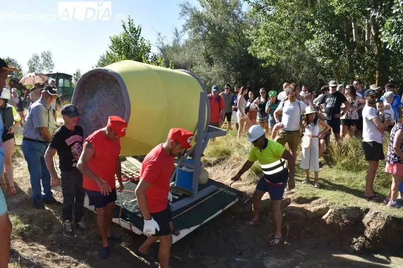 Foto 16 - La imaginaci&oacute;n y el humor navegan por el Tormes en la Fiesta de las Barcas de Encinas de Arriba