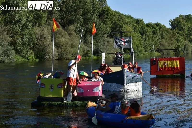 Foto 15 - La imaginaci&oacute;n y el humor navegan por el Tormes en la Fiesta de las Barcas de Encinas de Arriba