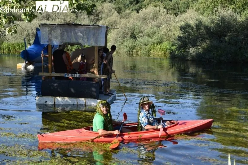 Foto 13 - La imaginaci&oacute;n y el humor navegan por el Tormes en la Fiesta de las Barcas de Encinas de Arriba