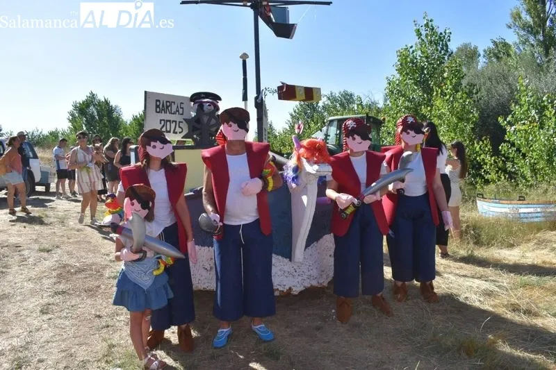 Foto 12 - La imaginaci&oacute;n y el humor navegan por el Tormes en la Fiesta de las Barcas de Encinas de Arriba