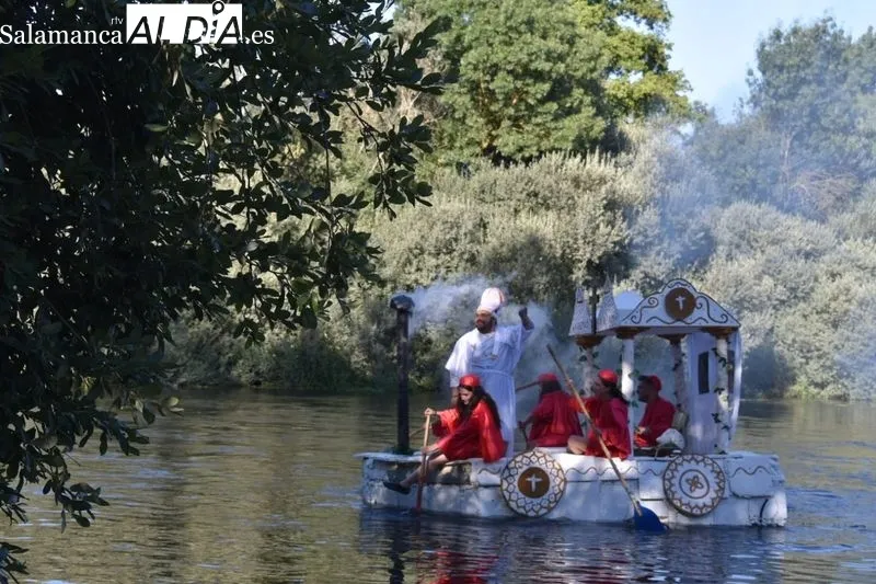 Foto 11 - La imaginaci&oacute;n y el humor navegan por el Tormes en la Fiesta de las Barcas de Encinas de Arriba