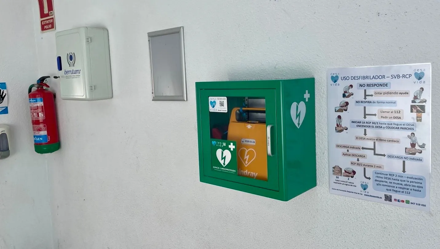 Foto 2 - El Polideportivo Municipal, espacio cardioprotegido con la llegada de un nuevo desfibrilador