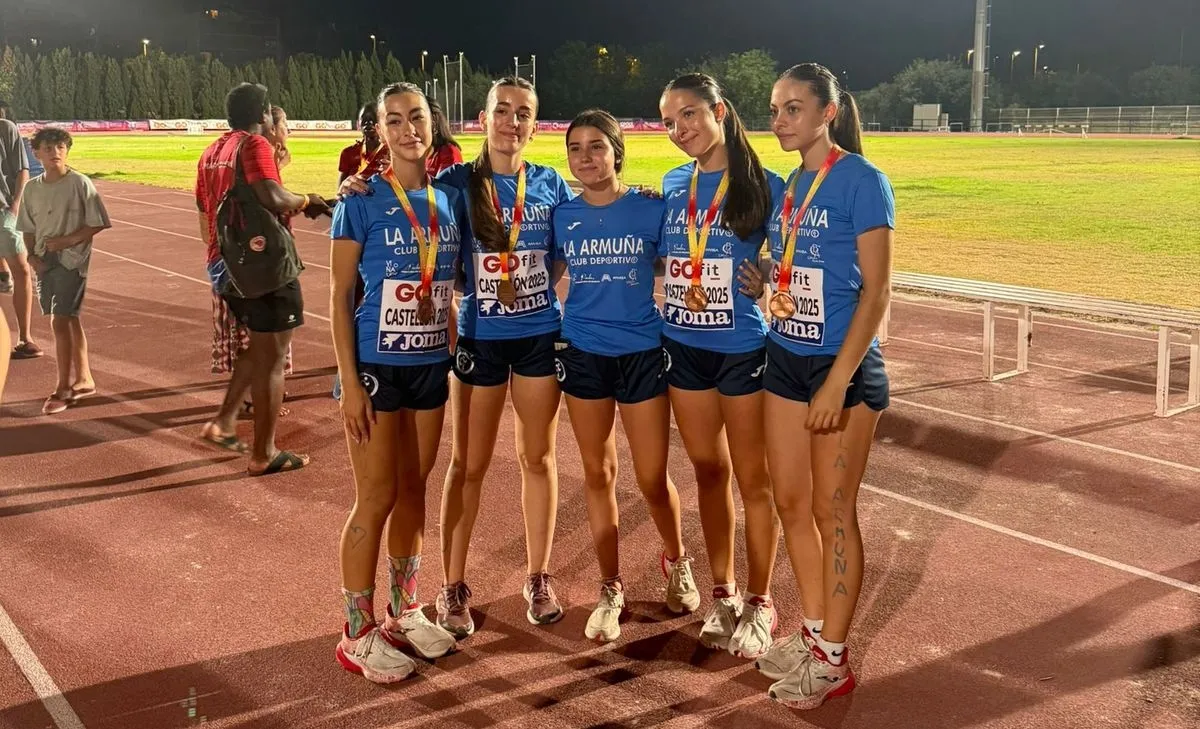 Lola Matías Pardo, Julia Corredera Hernández, Elisa Álvarez Reyes y Claudia Alonso González, con la suplente Ángela Fluxa, en el centro, relevo femenino 4x100 de La Armuña que ganó el bronce en el nacional sub 18
