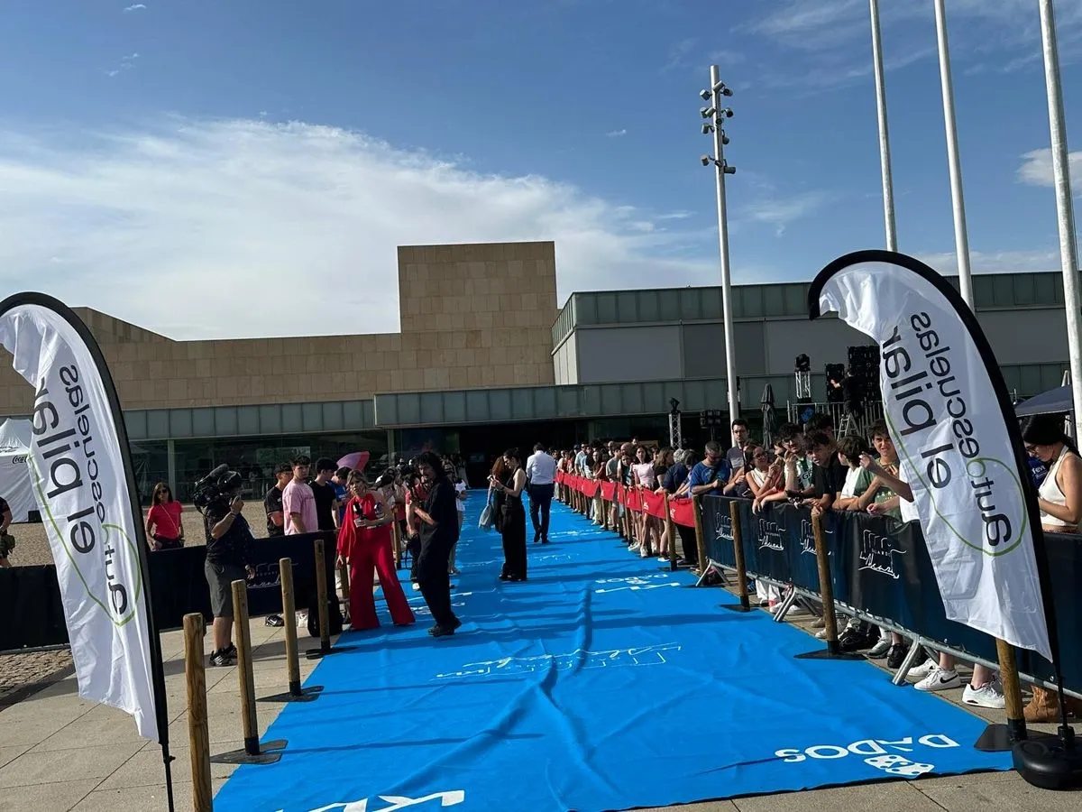 Llegada de las celebridades a la alfombra roja de los premios 