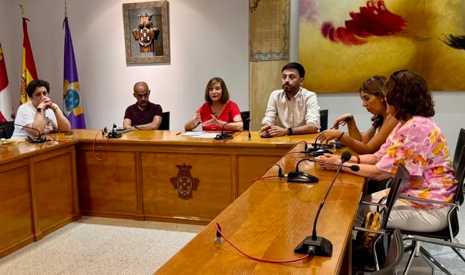 Foto 3 - Mayor promoci&oacute;n del comercio, m&aacute;s aparcamientos o la creaci&oacute;n de bonos: ideas planteadas en la reuni&oacute;n entre el Ayuntamiento y los comerciantes