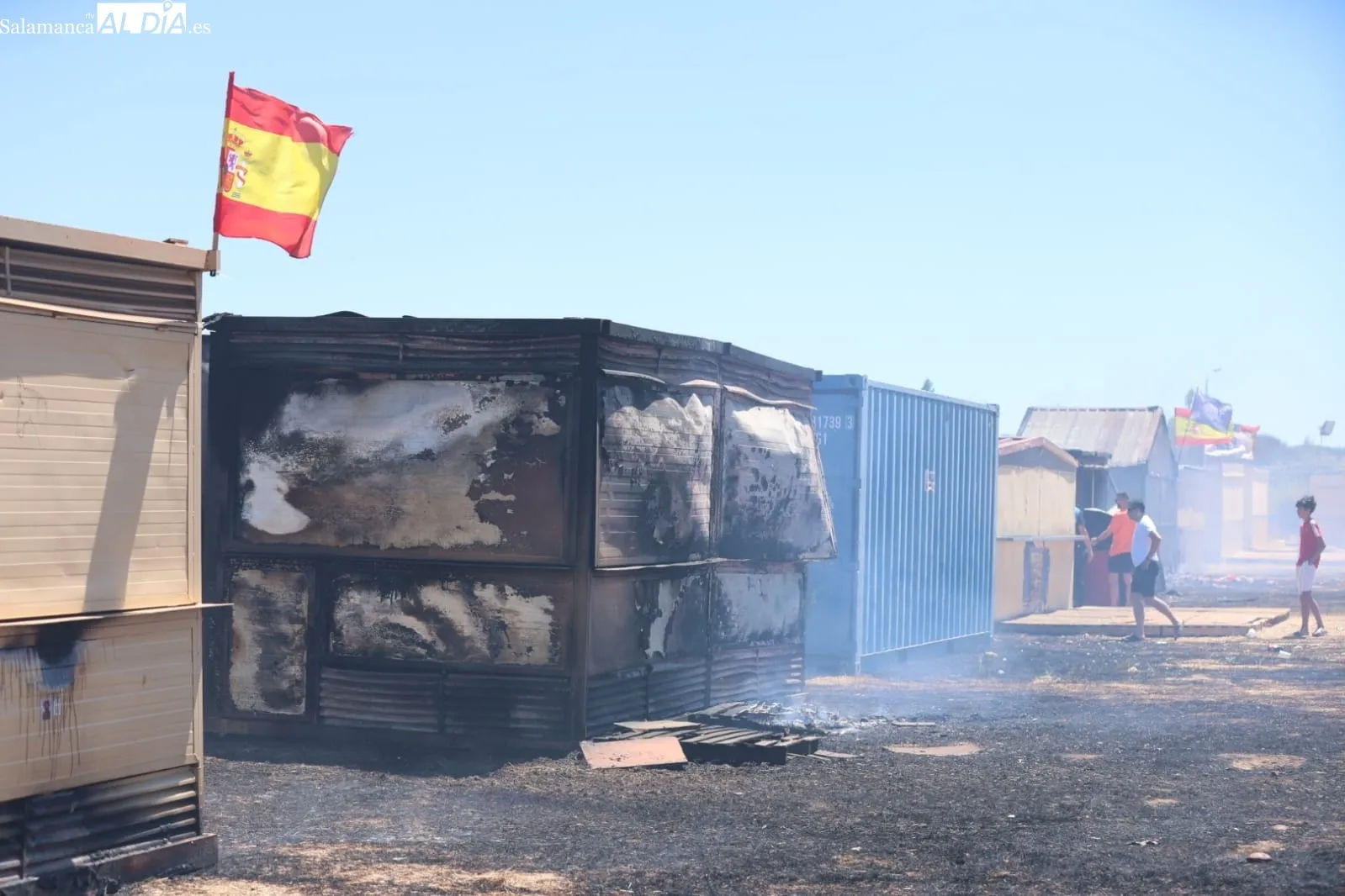 Foto 6 - V&Iacute;DEO Y FOTOS | Susto en Santa Marta por un incendio en el Paseo de Valdelagua que afect&oacute; a las casetas de fiestas y casas cercanas