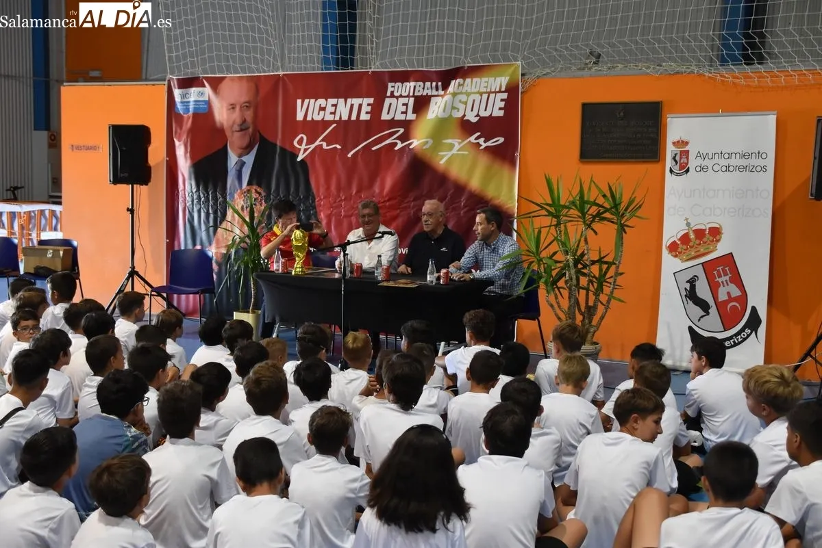 Visita de Vicente del Bosque al Campus que lleva su nombre en Cabrerizos. Foto de Miguel A. González