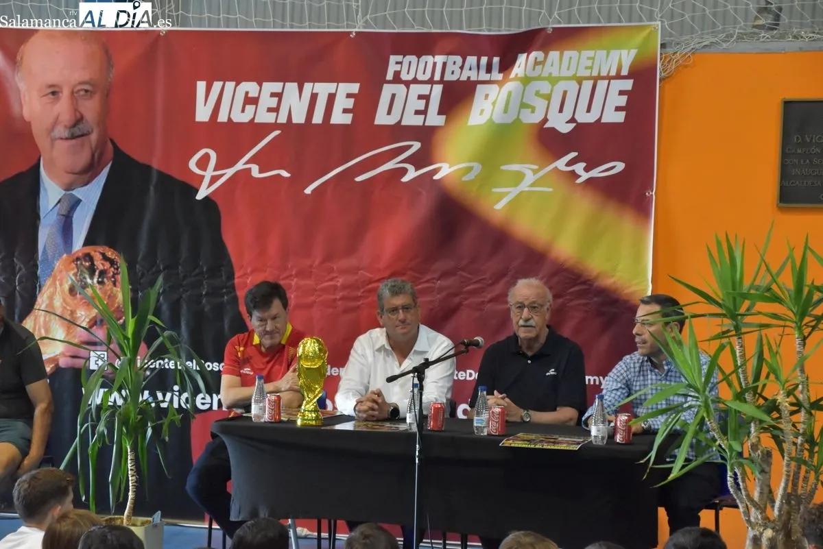 Visita de Vicente del Bosque al Campus que lleva su nombre en Cabrerizos. Foto de Miguel A. González