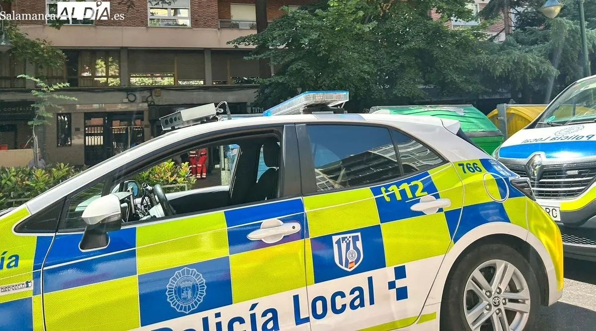 Movilización sanitaria en el paseo de Carmelitas para atender a una persona en plena vía pública. Foto de Elena Rodríguez