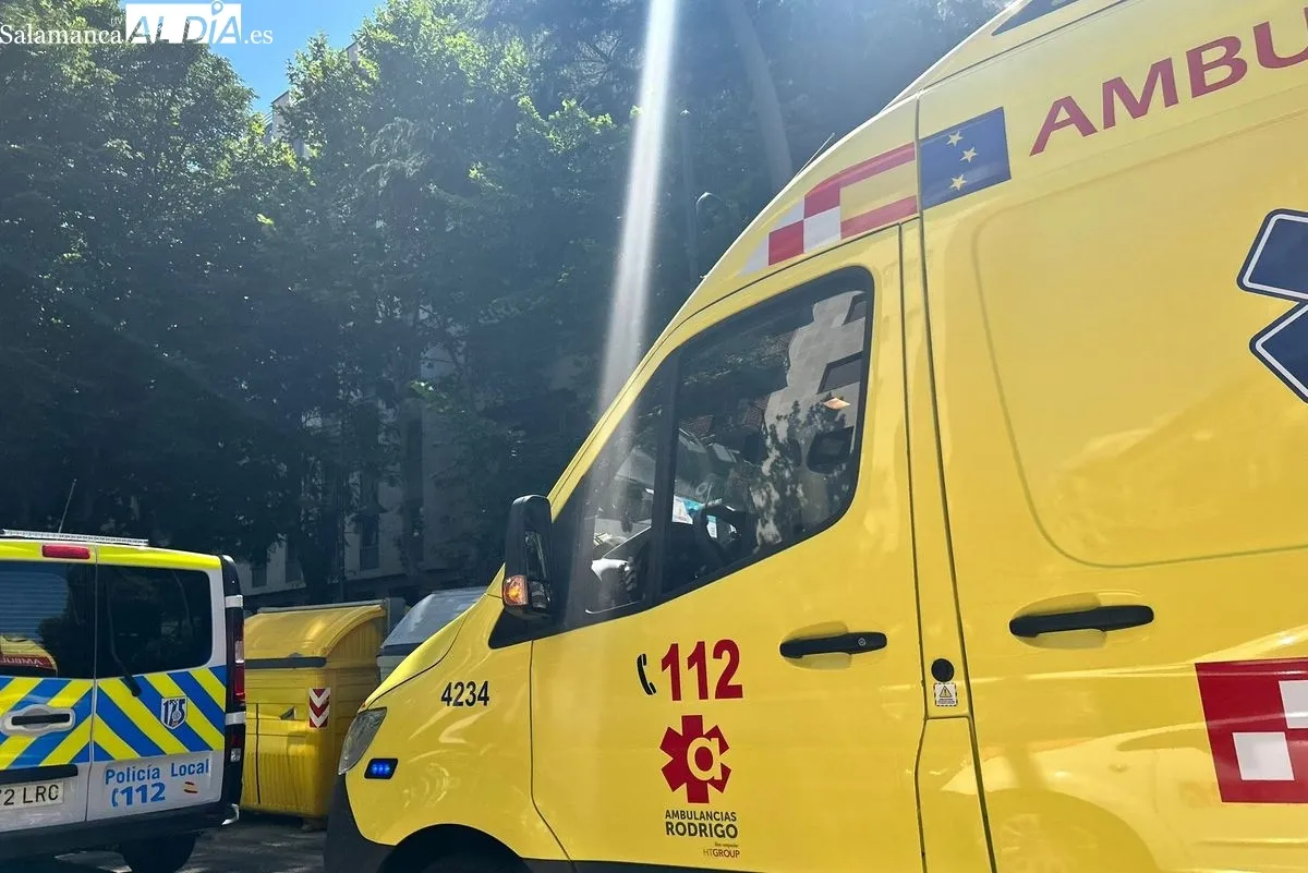 Movilización sanitaria en el paseo de Carmelitas para atender a una persona en plena vía pública. Foto de Elena Rodríguez