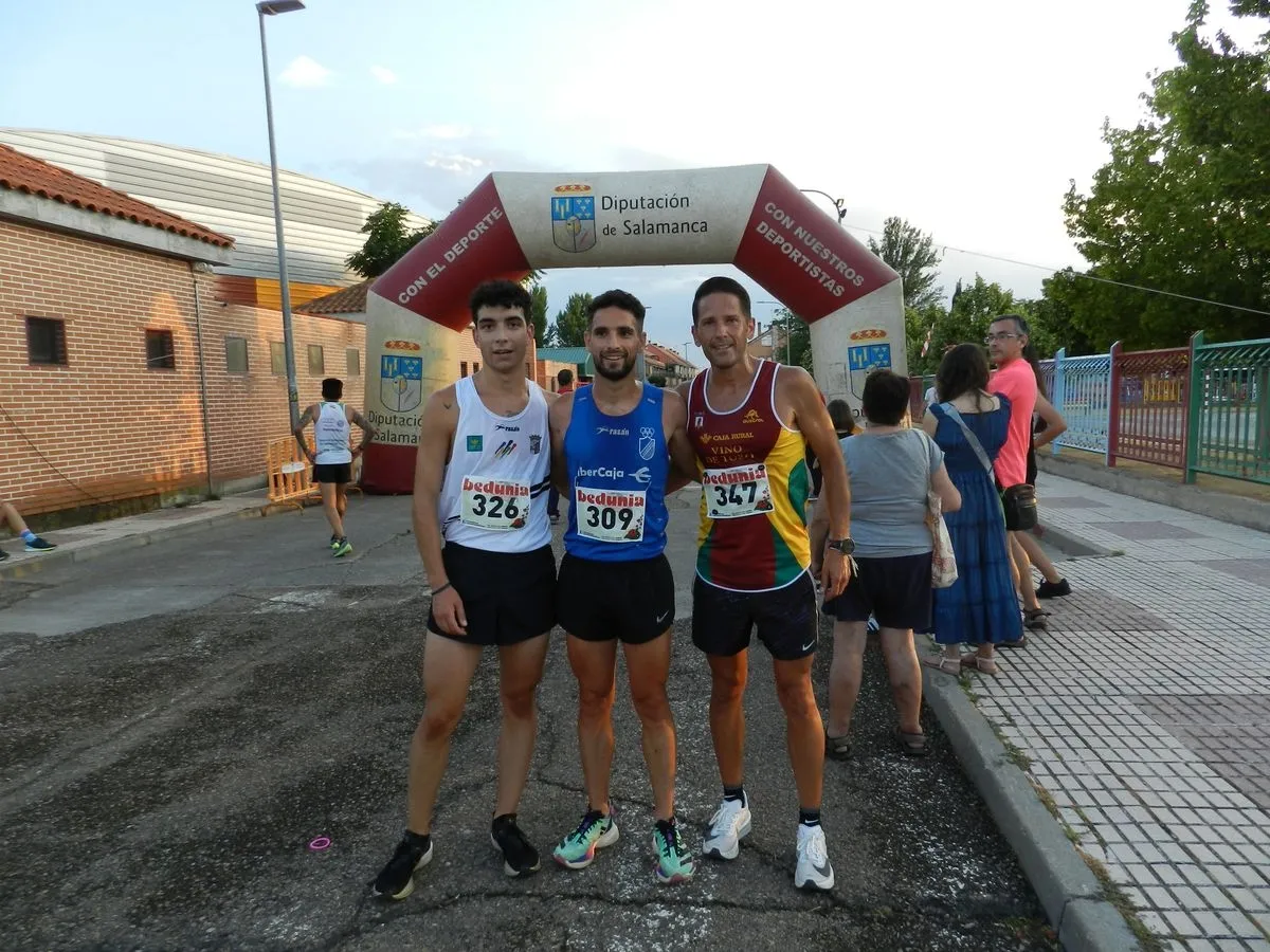 Foto 3 - Daniel Ayuso y Gema Mart&iacute;n se imponen en la solidaria 'Carrera Sunset 2025' de Carbajosa