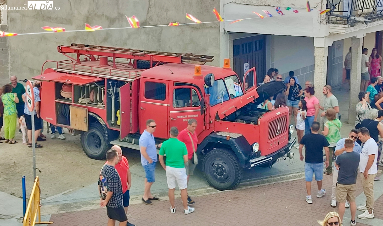 Nostalgia, recuerdos y sorpresas en un particular paseo por la historia junto a los vehículos clásicos en Santiago de la Puebla