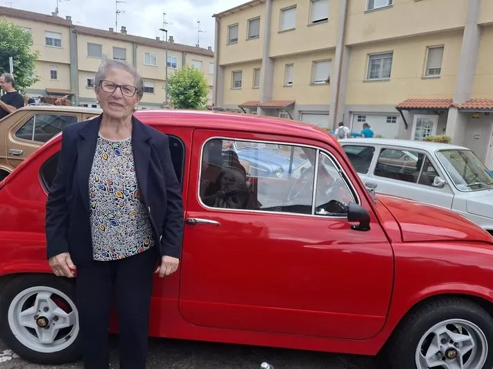 Foto 6 - El rugido solidario de 30 coches cl&aacute;sicos que emocion&oacute; a los mayores de la Residencia Gerialba