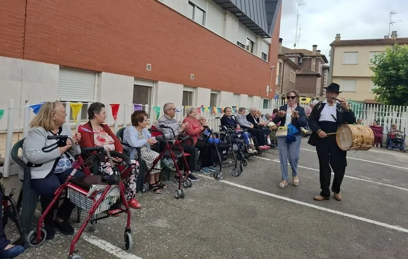 Foto 5 - El rugido solidario de 30 coches cl&aacute;sicos que emocion&oacute; a los mayores de la Residencia Gerialba