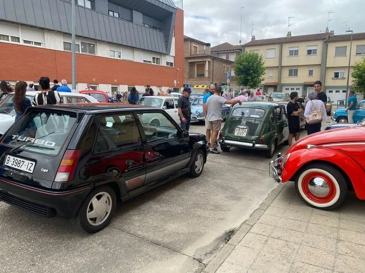 Foto 4 - El rugido solidario de 30 coches cl&aacute;sicos que emocion&oacute; a los mayores de la Residencia Gerialba