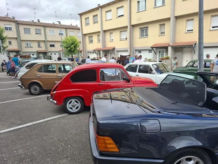 Foto 3 - El rugido solidario de 30 coches cl&aacute;sicos que emocion&oacute; a los mayores de la Residencia Gerialba
