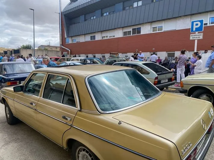 Foto 2 - El rugido solidario de 30 coches cl&aacute;sicos que emocion&oacute; a los mayores de la Residencia Gerialba