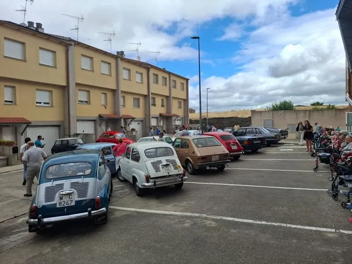 Foto 11 - El rugido solidario de 30 coches cl&aacute;sicos que emocion&oacute; a los mayores de la Residencia Gerialba