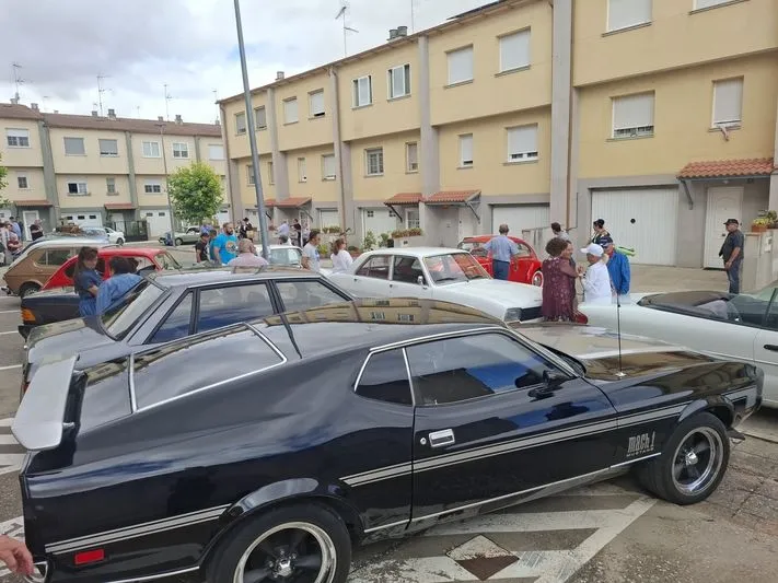 Foto 10 - El rugido solidario de 30 coches cl&aacute;sicos que emocion&oacute; a los mayores de la Residencia Gerialba