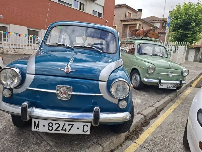Foto 9 - El rugido solidario de 30 coches cl&aacute;sicos que emocion&oacute; a los mayores de la Residencia Gerialba